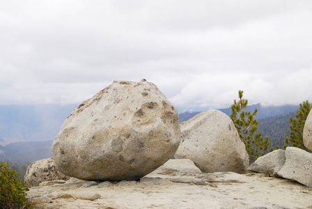 红杉国家公园山顶上的圆石