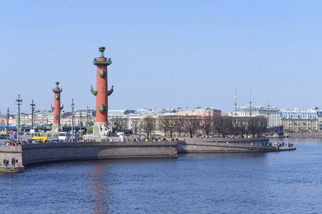 圣彼得堡的箭头的 Vasilievsky 岛与 rastoral 列, 并与发射到河, 从宫殿桥上删除