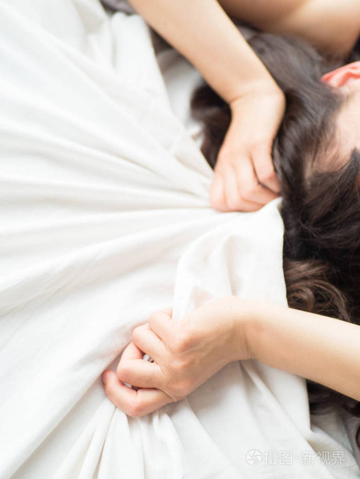 女手拉白色床单在狂喜之中