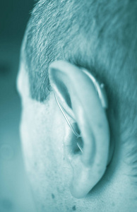 现代紧凑在耳朵数字 audiophone 助听器在人的耳朵