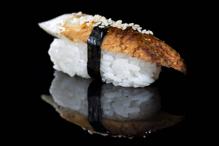 日本料理。在黑暗中开胃的海鳗和大米