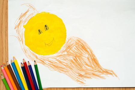 儿童绘画用彩色铅笔和水彩。在房子和太阳附近的路
