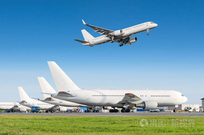 照片 客机排, 飞机在起飞前停在机场服务, 其他飞机推回拖.