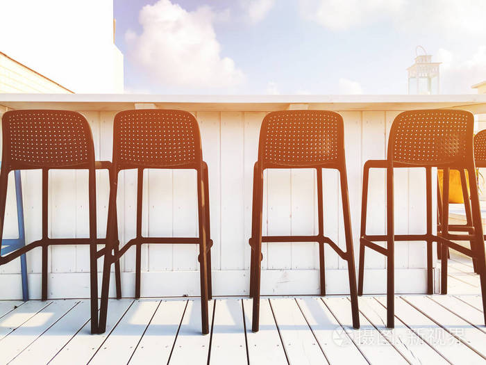 屋顶上露天酒吧的空位