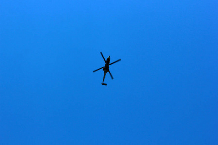 蓝天和军用直升机图片