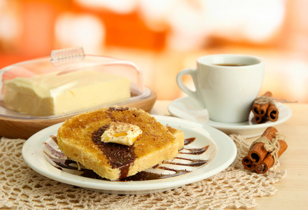白面包烤面包 巧克力和咖啡在咖啡厅中