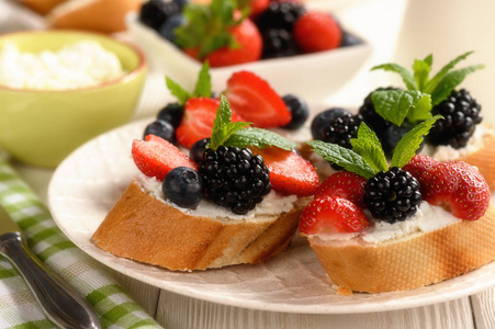 健康早餐水果和乳清三明治草莓, 蓝莓和黑莓