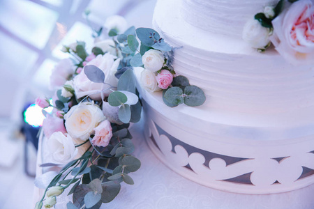 美丽的婚礼蛋糕装饰花。夏天