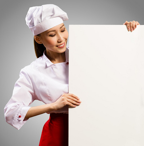 女厨师持有一张海报的文本