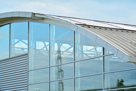 现代办公建筑用钢和玻璃制成的墙体