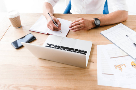 而在办公室工作女车手女车手躺在草地上拍照的女人美丽的女孩骑着马