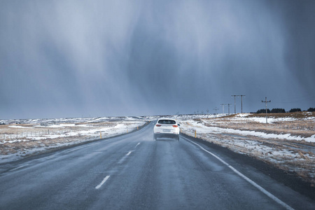 坏天气在路线1路南冰岛。冬天场面与雪冰和降雨雪