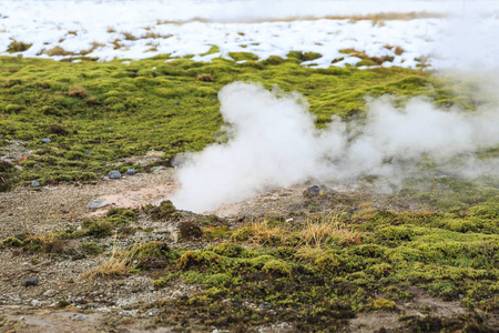 冬季地热景观 Strokkur Geysir。Geyir 位于黄金圈, 是游客的热门景点。