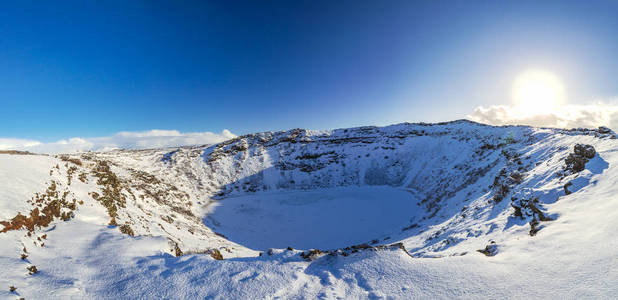 Skogafoss 瀑布, 冰岛地标雪和冰在黑白戏剧性的冬季风光