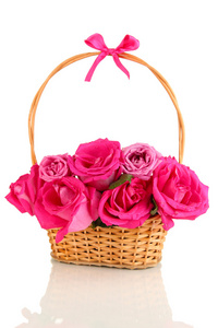 美丽的粉红色玫瑰在篮子上白色隔离