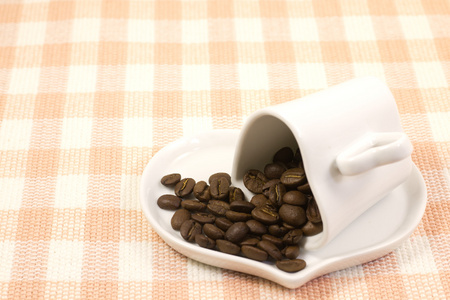 心形杯咖啡和咖啡豆图片