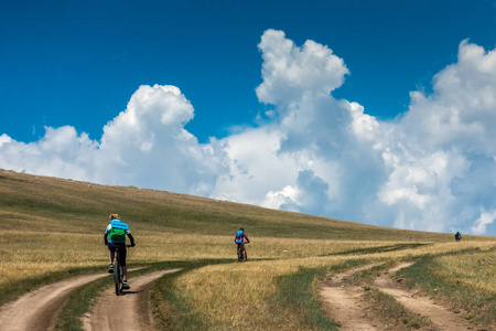 骑自行车沿草原路的云彩图片