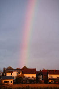 天上的彩虹在房子上面