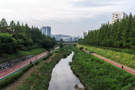 河边有自行车和慢跑小径的小河通向汉江。首尔, 韩国