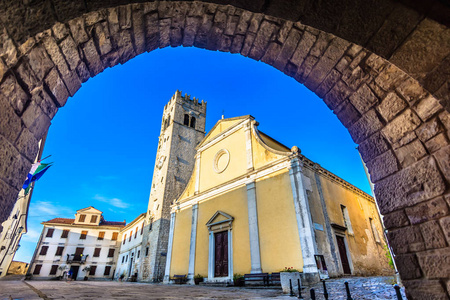 Motovun 教堂老城。风景在伊斯特拉地区旧 Motovun 广场, 克罗地亚著名旅游胜地, 欧洲