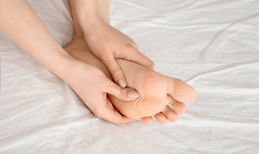 在床上按摩脚图片
