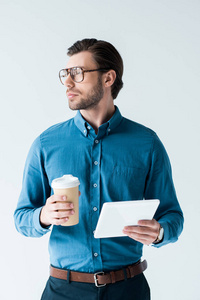 英俊的年轻人与纸杯咖啡和片剂隔离在白色