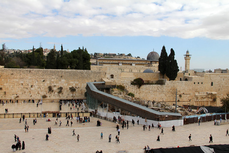 在哭墙祈祷的犹太信徒图片