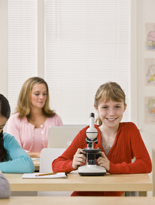 看着显微镜在教室中的学生