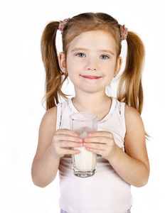 可爱的小女孩正在喝牛奶分离