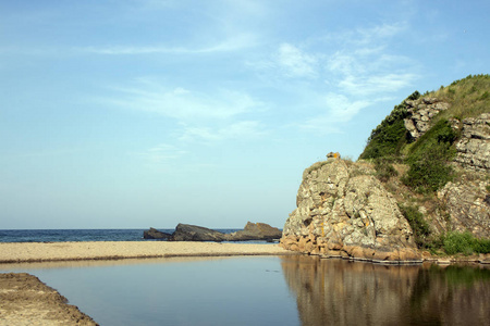 保加利亚 Sinemorets 海滩上 Butamata 河和黑海的河口景观