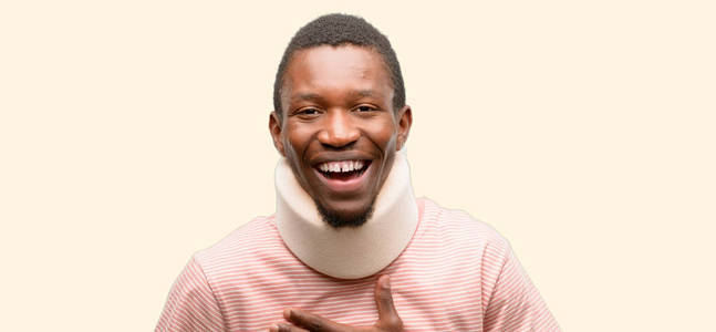 受伤的非洲黑人男子戴着脖子支撑着一个大的自然微笑笑着自信和快乐