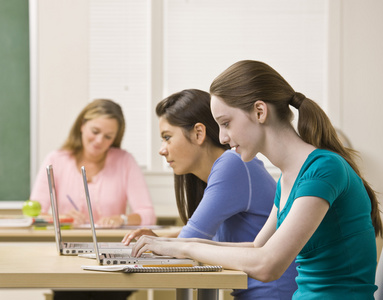 学生在课堂中使用的笔记本电脑