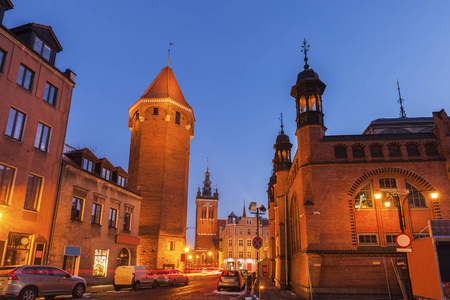街市大厅, st. 凯瑟琳教堂和圣风信子塔在格但斯克在晚上。格但斯克, 波上, 波兰