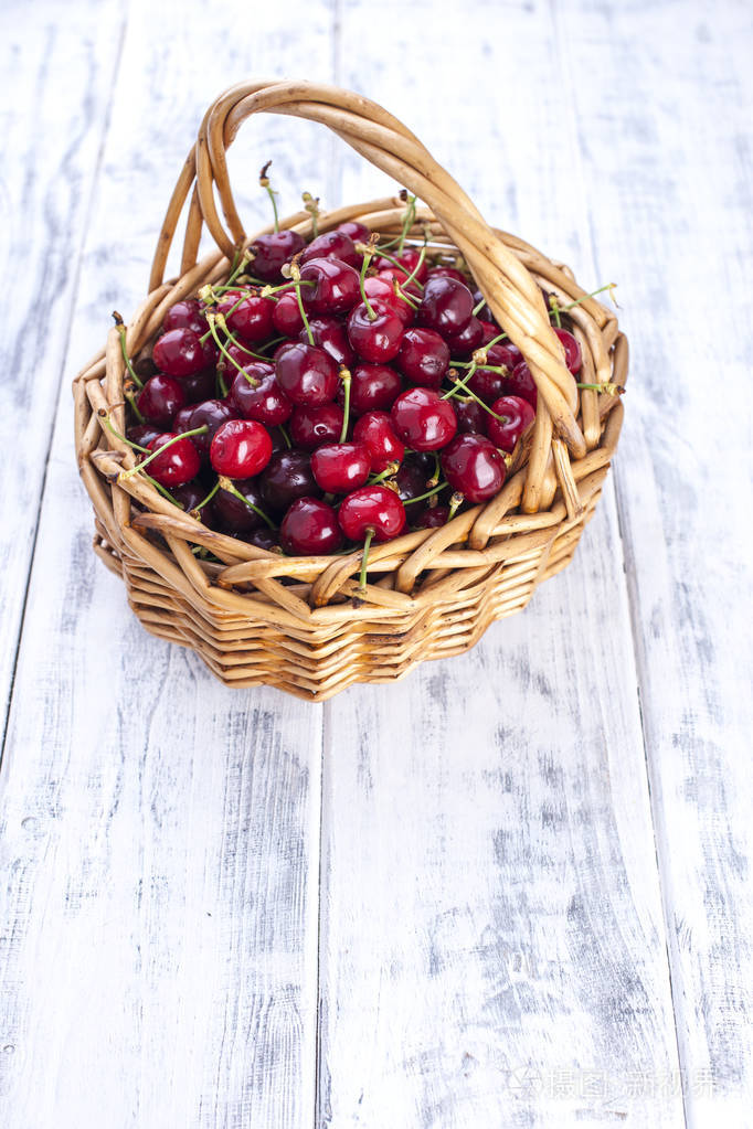 一大篮子成熟的樱桃.美味的甜浆果.白色木质背景, 自由空间文本.
