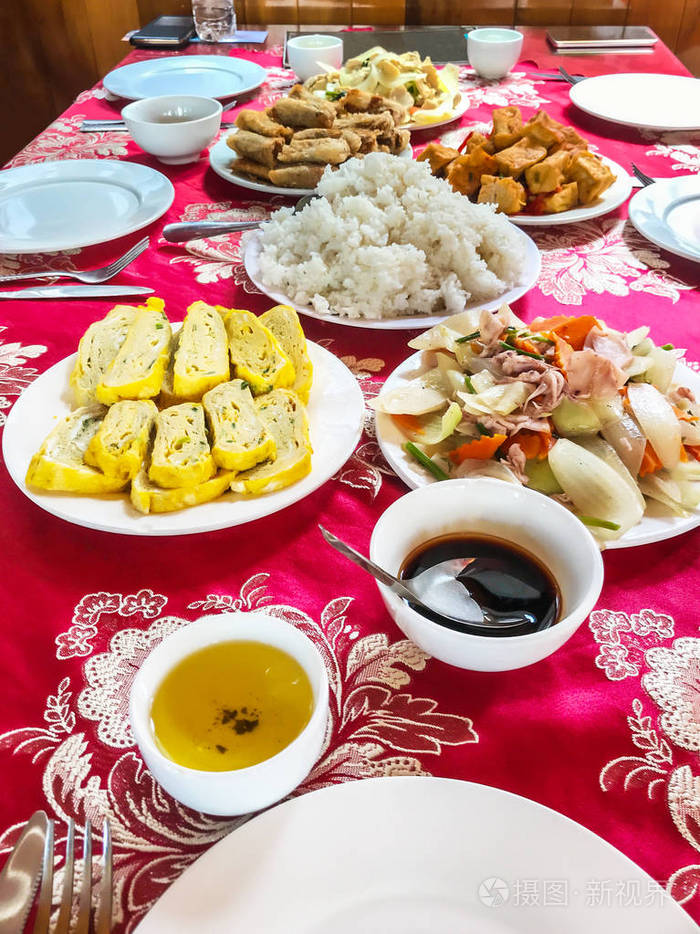 亚洲中式海鲜午餐餐宴上装饰桌布传统亚洲食品大米主食与当地食谱主菜