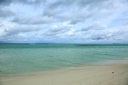 美丽的景色, 印度洋, 马尔代夫。白沙海岸线, 绿松石海洋水和蓝天白云。华丽的自然风光背景