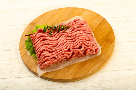 生牛肉肉用百里香和辣椒