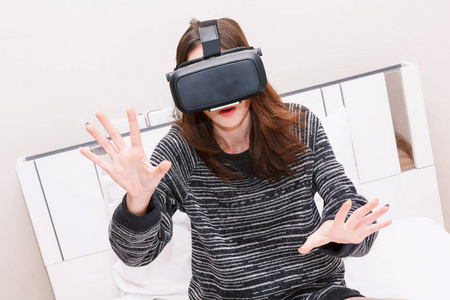年轻女子在家享受虚拟现实眼镜