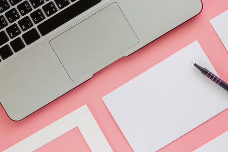 带白色框架纸卡和钢笔的电脑笔记本电脑, 粉红色背景色