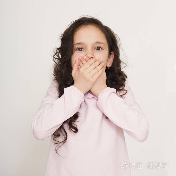 震惊的小女孩用手捂住嘴