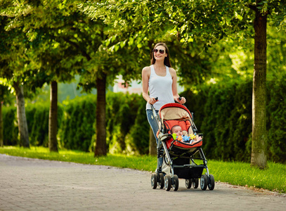 步行母亲与婴儿车