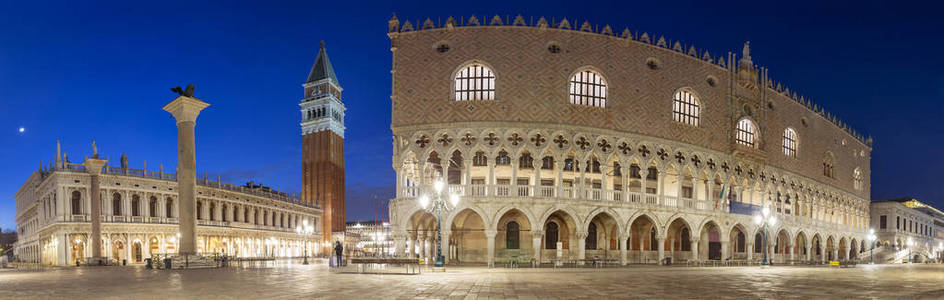 意大利威尼斯总督宫圣马可广场夜景全景