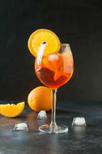 经典的意大利 aperol 在玻璃上的黑色喷鸡尾酒。特写