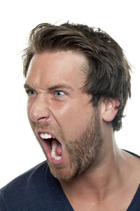 一个男人大喊照片