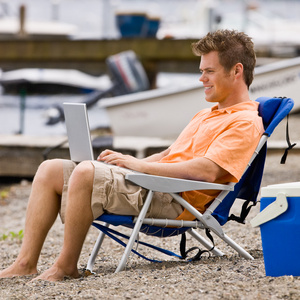 男子在海滩上使用便携式计算机