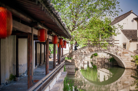 中国古代古典村落小运河与桥梁在晴朗的天与蓝天