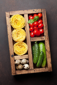面食和配料。西红柿, 罗勒, 黄瓜。烹饪理念。顶部视图