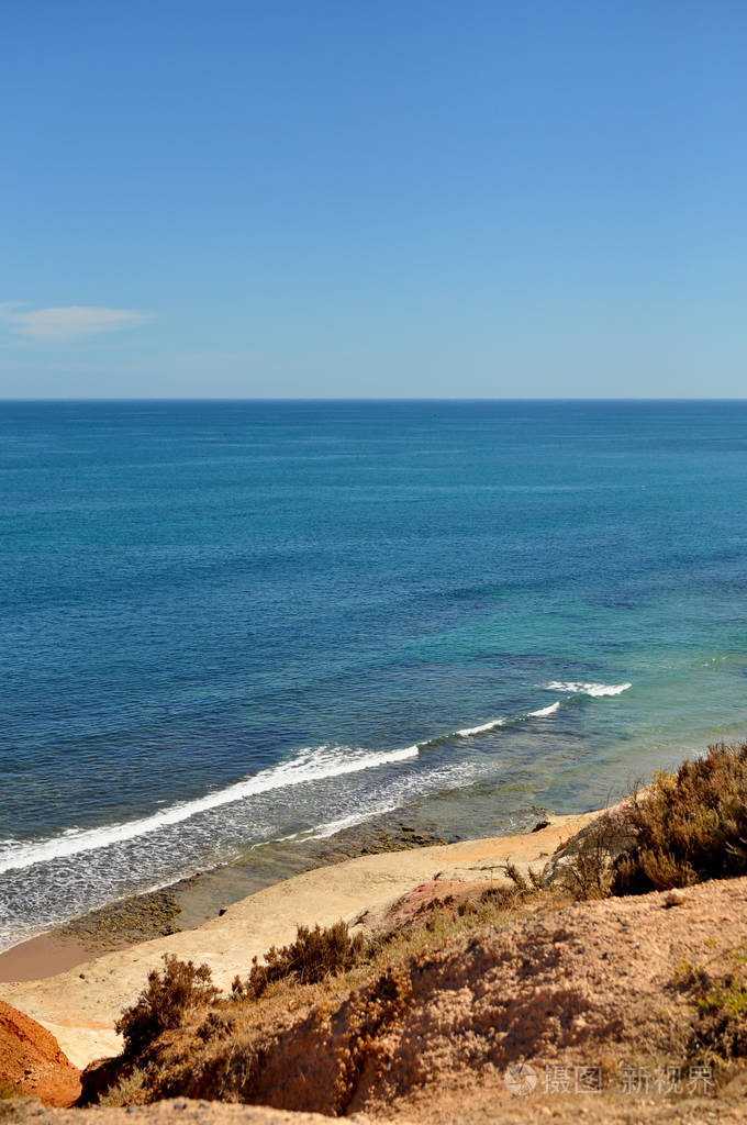 阳光明媚的海滨景色, 蔚蓝的大海.完美海景