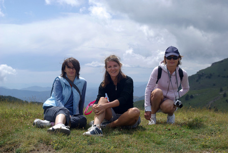 妇女徒步旅行者在山中