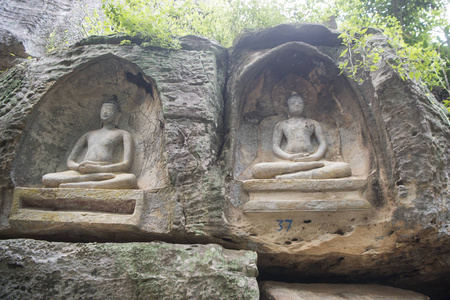 柬埔寨磅 Santuk 寺附近金边的雕刻砂岩佛像形象